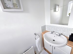 House | Bathroom | Combined shower/bathtub, deep-soaking bathtub, hair dryer, towels - Bilston 3-bed Town House, Sleeps 9 - Groups (Bilston)