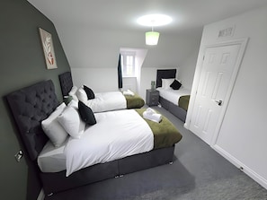 House | 3 bedrooms, iron/ironing board, free WiFi, bed sheets - Bilston 3-bed Town House, Sleeps 9 - Groups (Bilston)