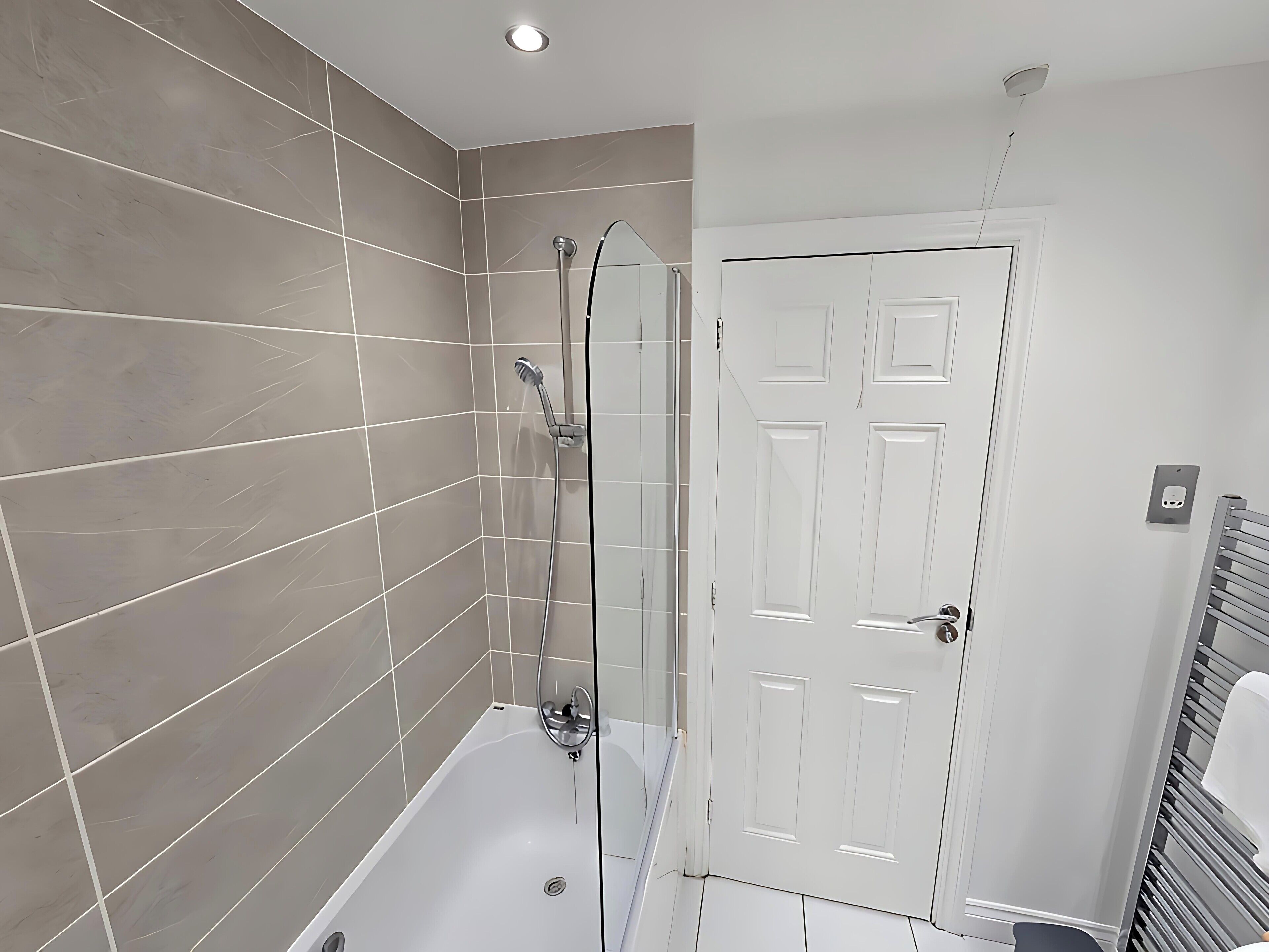House | Bathroom | Combined shower/bathtub, deep-soaking bathtub, hair dryer, towels