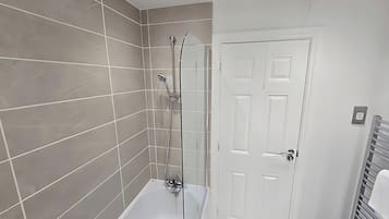 House | Bathroom | Combined shower/bathtub, deep-soaking bathtub, hair dryer, towels