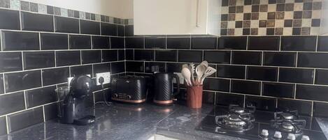 Réfrigérateur, micro-ondes, four, plaque de cuisson