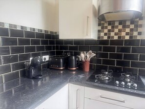 Fridge, microwave, oven, stovetop - London 2 bed apartment Charlton SE7 (London)