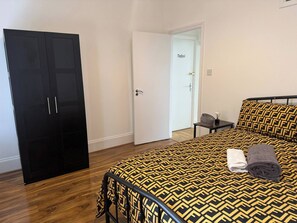 2 bedrooms, iron/ironing board, Internet, bed sheets