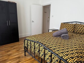 2 habitaciones, tabla de planchar con plancha, internet y ropa de cama 