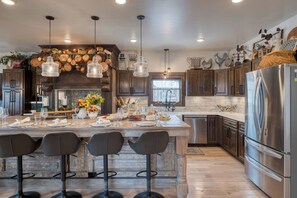 ثلاجة، ميكروويف، فرن، موقد طهي مسطح