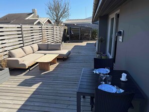 Outdoor dining - Lovely cottage near beautiful bathing beach (Otterup)