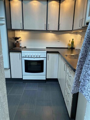 Fridge, oven, coffee/tea maker, electric kettle - Lovely cottage near beautiful bathing beach (Otterup)