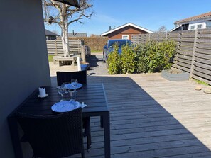 Outdoor dining - Lovely cottage near beautiful bathing beach (Otterup)