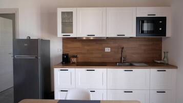 Réfrigérateur, micro-ondes, plaque de cuisson, cafetiÚre/bouilloire