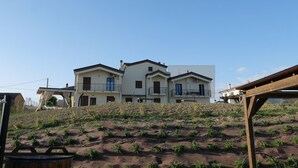 Un edificio residenziale a più piani con tetto piatto e un balcone al secondo piano.