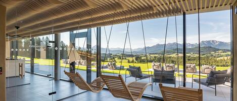 Hot stone massages, prenatal massages, 3 treatment rooms, massages