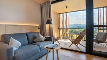 Suite junior, vista a la montaña | Caja de seguridad en la habitación y espacio para trabajar con laptop
