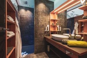 Een douche, een haardroger, badjassen, handdoeken