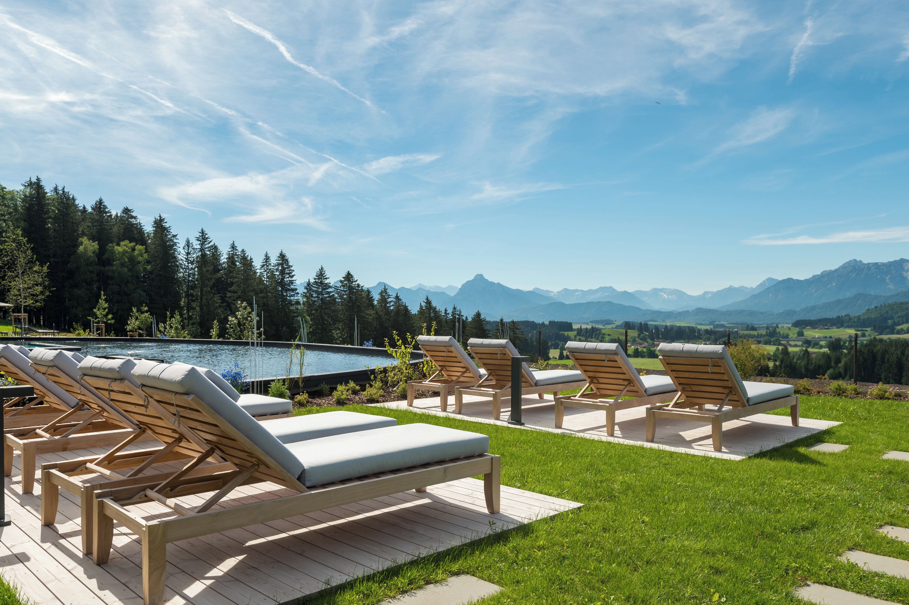 Hot stone massages, prenatal massages, 3 treatment rooms, massages