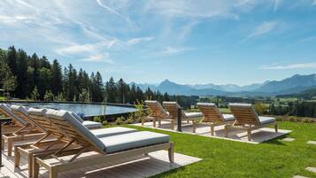 Hot stone massages, prenatal massages, 3 treatment rooms, massages