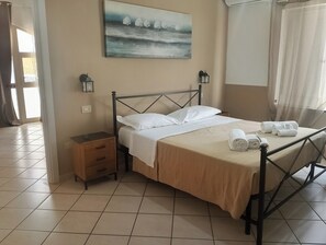 Family Room | Blackout drapes, iron/ironing board, free WiFi - Dedalo (Pompei)