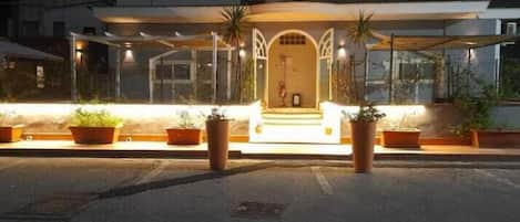 Fachada da propriedade à noite