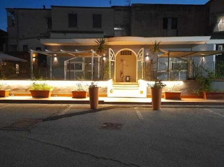 Fachada de la propiedad por la tarde o noche. Dedalo