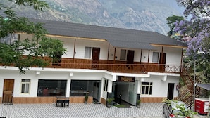 Un hôtel doté d’un balcon, d’une terrasse et offrant une vue sur les montagnes.