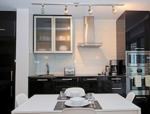 Microwave, oven, stovetop, dishwasher - 1BR Condo w/ Balcony/Pool/Gym (Toronto)