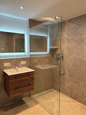 吹风机、毛巾、肥皂、卫生纸