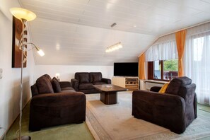 Fernseher, DVD-Player, Stereoanlage