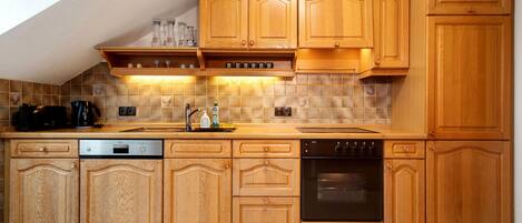 Kylskåp, mikrovågsugn, ugn och spishäll