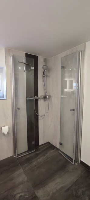 Dusche, Haartrockner, Handtücher