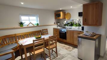 Jääkaappi, mikroaaltouuni, uuni, liesi