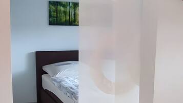 1 habitación, tabla de planchar con plancha, wifi gratis y ropa de cama