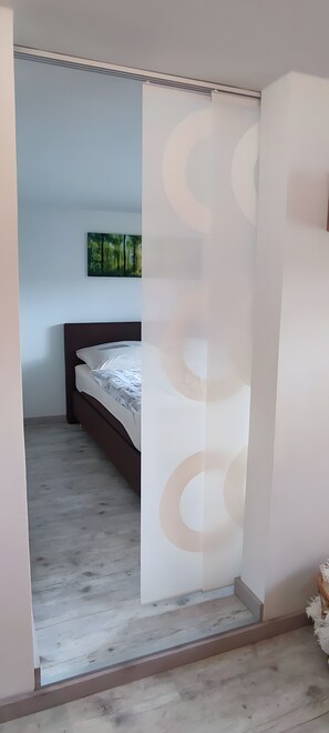 1 habitación, tabla de planchar con plancha, wifi gratis y ropa de cama 