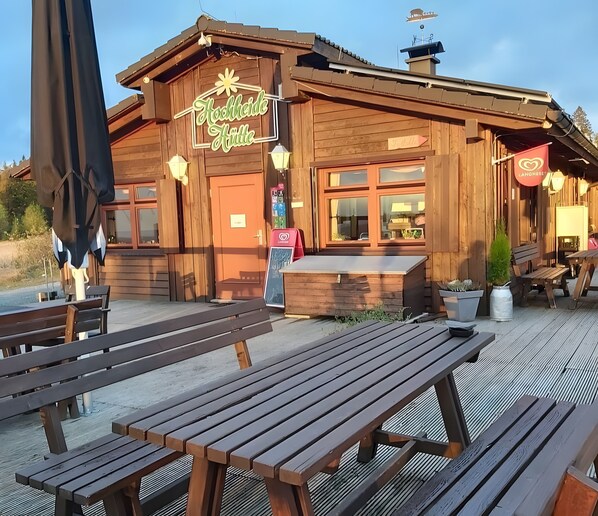 Un bâtiment en bois sur lequel on peut lire l’inscription « Hochkilde Hütte ».