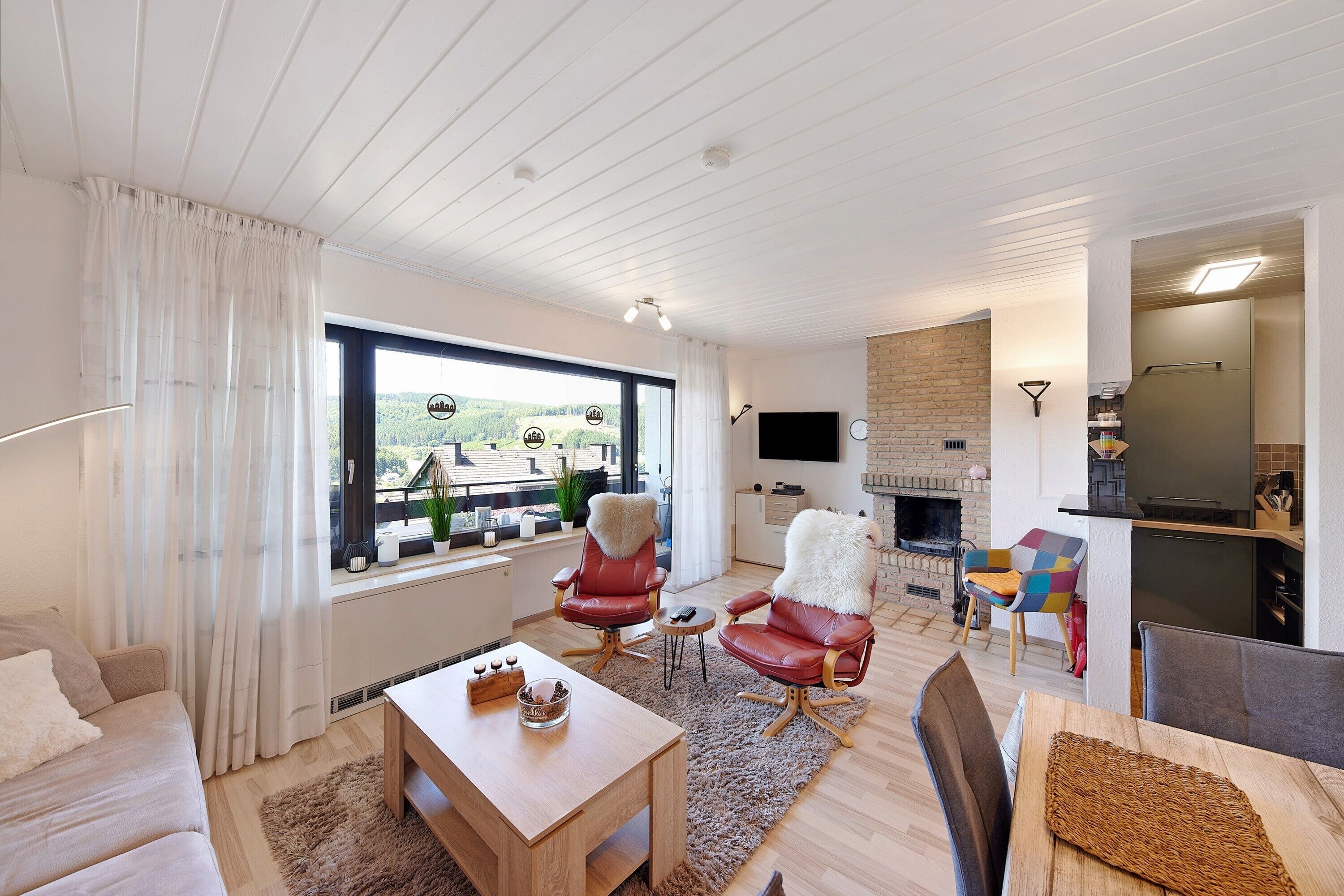 Fernseher, Kamin, Videospiele, DVD-Player