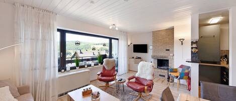 Fernseher, Kamin, Videospiele, DVD-Player