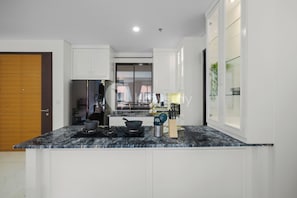 Appartement, 2 chambres, balcon | Cuisine privée | Grand réfrigérateur, micro-ondes, plaque de cuisson, cuiseur de riz