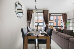 Appartement, 2 chambres, balcon | Salle à manger
