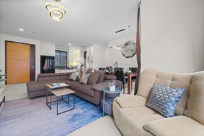 Apartment, 2 Schlafzimmer, Balkon | Wohnzimmer | 50-Zoll-Smart-TV mit Kabelempfang, Netflix, Streaming-Dienste