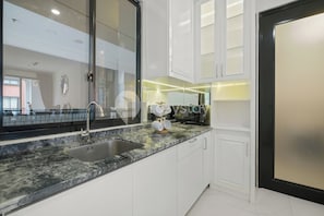 Appartement, 2 chambres, balcon | Cuisine privée | Grand réfrigérateur, micro-ondes, plaque de cuisson, cuiseur de riz