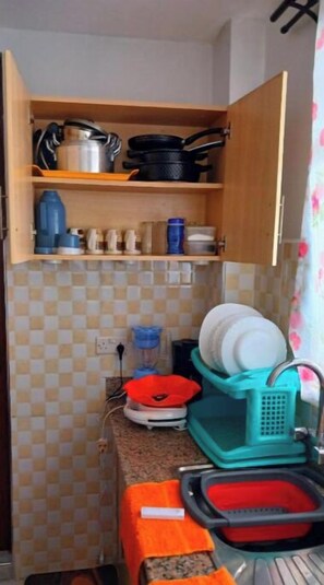 冷蔵庫、電子レンジ、オーブン、コンロ