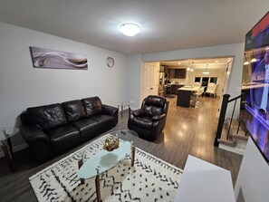 Smart TV - Comfy 3-bedroom house in Harbour Landing, Regina. (Regina)