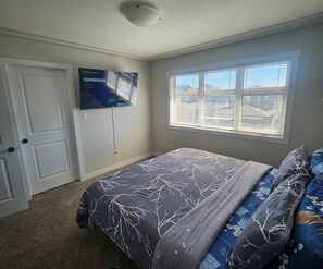 3 bedrooms, iron/ironing board, free WiFi, bed sheets - Comfy 3-bedroom house in Harbour Landing, Regina. (Regina)