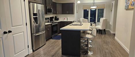 Jääkaappi, mikroaaltouuni, uuni, liesi