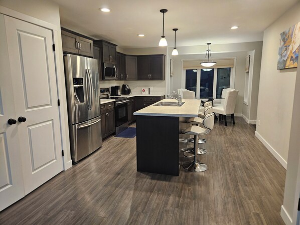 Réfrigérateur, micro-ondes, four, plaque de cuisson