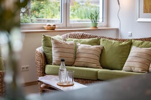 TV - Apartment 'Alb-Sonne' with Private Terrace, Shared Garden and Wi-Fi (Sonnenbühl)