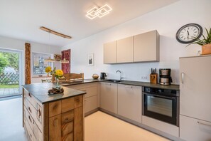 Fridge, microwave, oven, stovetop - Apartment 'Alb-Sonne' with Private Terrace, Shared Garden and Wi-Fi (Sonnenbühl)