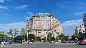 A large, multi-story hotel with a prominent sign on the roof. - Powerlong Hotel Jinjiang (Quanzhou)