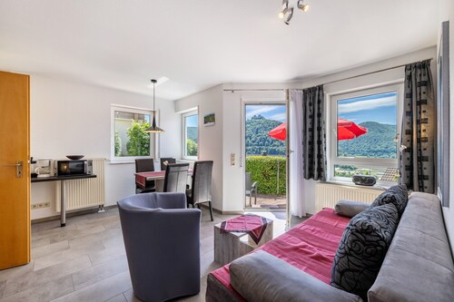 Ferienwohnung mit Bergblick, privater Terrasse und Wi-Fi