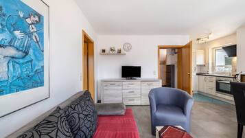 Fernseher, DVD-Player, Tischtennisplatte, Stereoanlage