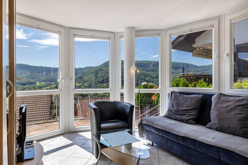Ferienwohnung mit Bergblick, privater Terrasse und Wi-Fi