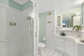 Apartment | Bathroom - Ambassador Beachfront Apartments (Burleigh Heads)